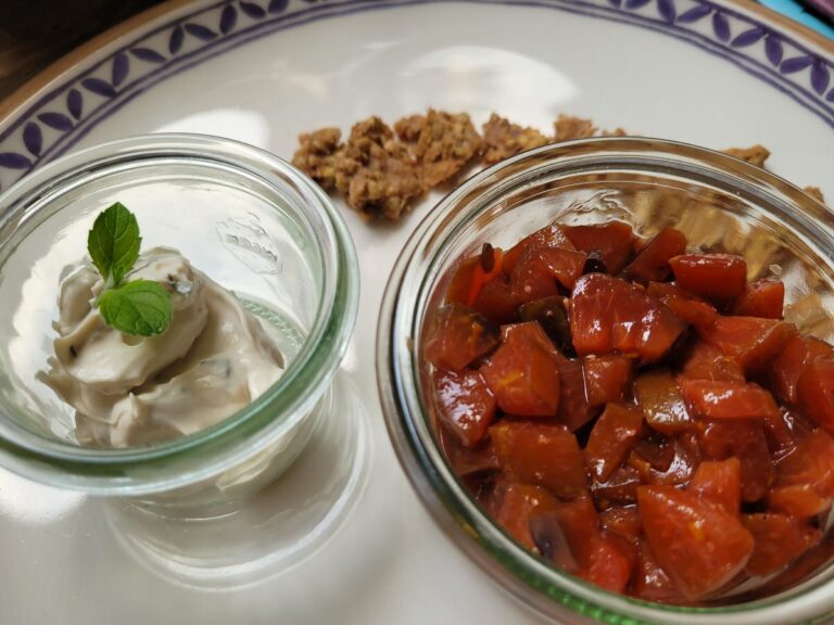 zwetschgen-crumble mit minz-sahne